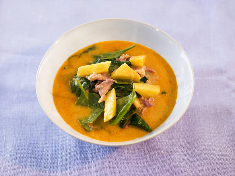 咖哩,无人,横图,俯视,室内,特写,白天,烹饪,桌面,桌子,菠萝,菠菜,芦笋,蔬菜,阴影,新鲜,反射,木制,影子,陶瓷,调料,汤,料理,食品,陶瓷制品,调味品,调味料,咖喱,菜肴,美食,食物,一个,木制品,容器,碗,佳肴,有机食品,绿色食品,单个,储藏,储存,凤梨,猪尾巴,鹦鹉菜,药鸡豆子,鼠根菜,石刁柏,蚂蚁杆,龙须菜,狼尾巴根,角菜,红嘴绿鹦哥,赤根菜,菠薐菜,波斯草,彩图,高角度拍摄,贮存