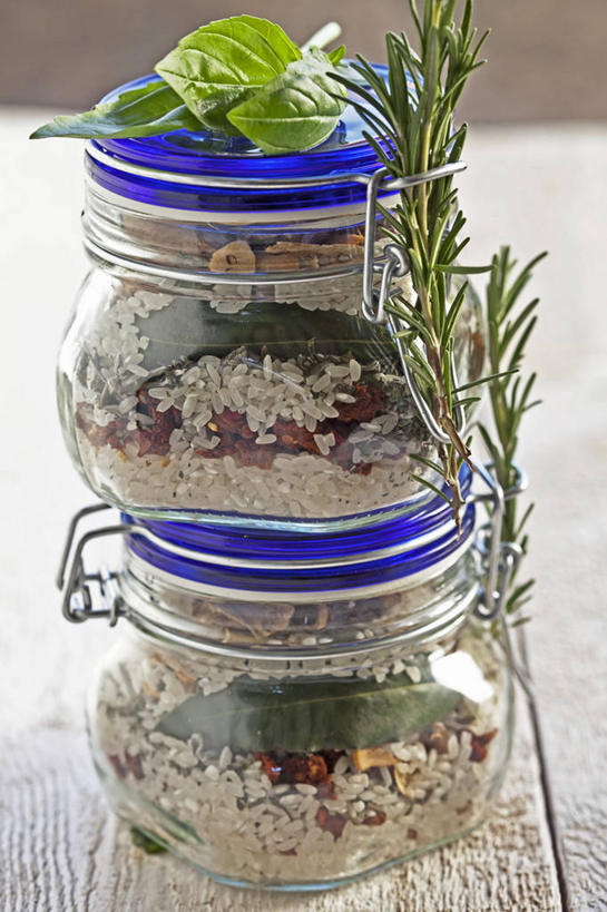 无人,家庭,竖图,俯视,室内,特写,白天,智慧,植物,桌面,桌子,蔬菜,西红柿,小番茄,玻璃,阴影,新鲜,反射,木制,影子,菌菇,蘑菇,香料,食品,草药,菌类,中药,玻璃制品,食物,两个,玻璃瓶,木制品,瓶子,香草,食用菌,有机食品,绿色食品,罗勒,迷迭香,鼠尾草,紫苏,药材,中草药,广口瓶,牛肝菌,九层塔,圣约瑟夫草,甜罗勒,兰香,中药材,本草,海洋之露,理性,美味牛肝菌,大脚菇,小西红柿,樱桃小番茄,珍珠小番茄,樱桃番茄,圣女果,番茄,彩图,高角度拍摄