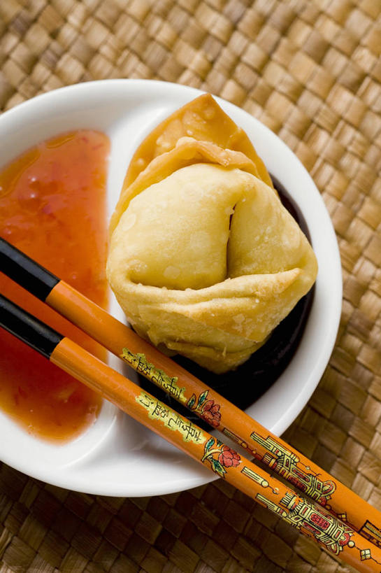 点心,馄饨,面食,无人,竖图,俯视,室内,特写,白天,筷子,桌面,桌子,餐具,一双,阴影,反射,木制,碟子,盘,影子,调料,酱料,酱汁,佐料,料理,食品,面点,调味品,调味料,文化,传统,酱,辣酱,美食,食物,一个,盘子,木制品,碟,中式,单个,礼节,辣椒酱,干辣椒,礼仪,扁肉,海鲜酱,虾酱,进餐用具,彩图,高角度拍摄