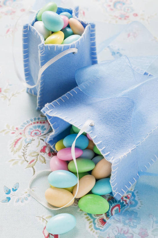 无人,竖图,俯视,室内,特写,白天,购物,消费,桌面,桌子,杏仁,袋子,复活节,一堆,许多,阴影,堆叠,堆积,节日,庆祝,反射,木制,包装袋,布料,手提袋,影子,食品,糖,糖果,甜点,甜品,购物袋,软糖,很多,布纹,文化,桌布,食物,餐巾,木制品,台布,甜食,庆典,金融,纪念,堆,购买,贸易,杏子,杏梅仁,杏核仁,木落子,苦杏仁,彩图,高角度拍摄