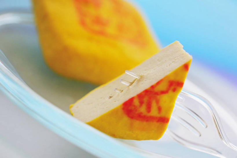 豆腐,无人,横图,俯视,室内,特写,白天,烹饪,中餐,桌面,桌子,餐具,阴影,朦胧,模糊,反射,木制,标志,叉子,碟子,盘,文字,影子,字符,塑料,料理,食品,标识,菜肴,美食,食物,一个,盘子,木制品,塑料制品,碟,中式,汉字,佳肴,单个,豆制品,中文,餐叉,国文,华文,进餐用具,彩图,高角度拍摄