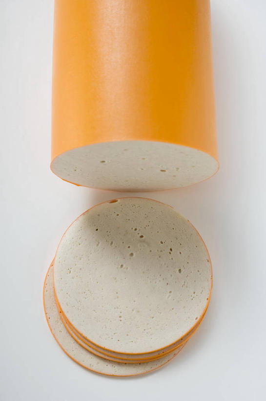 无人,竖图,俯视,室内,特写,白天,白色背景,桌面,桌子,切开,阴影,反射,木制,影子,肉,香肠,腊肠,猪肉,肉类,黄色,木制品,切,摄影,影棚,剖面,肉食,切面,豚肉,彩图,高角度拍摄,影棚拍摄,拍摄