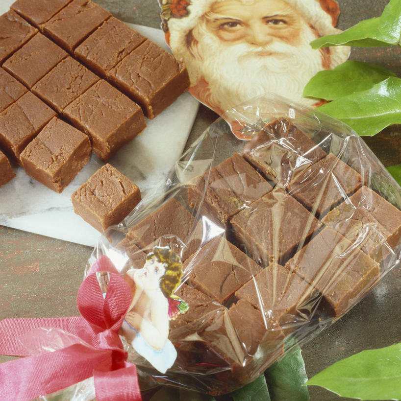 西方人,脸,头,脸颊,一个人,无人,竖图,俯视,室内,特写,白天,植物,桌面,桌子,袋子,叶子,欧洲,圣诞节,欧洲人,仅一个男性,仅一个人,圣诞老人,阴影,节日,庆祝,装饰,反射,木制,丝绸,丝带,纹理,影子,塑料,食品,糖,糖果,甜点,甜品,绿叶,缎带,文化,绸带,食物,绿色,木制品,塑料制品,甜食,巧克力,仅一个老年男性,庆典,嫩叶,纪念,朱古力,黑巧克力,华丽,修饰,点缀,塑封,肌理,衬托,美观,雅致,雅观,老年男性,男人,男性,白种人,头部,脸部,脸蛋,面部,叶,叶片,叶脉,半身,彩图,高角度拍摄,密封袋,塑封袋