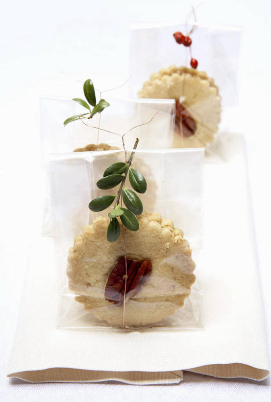 点心,无人,竖图,俯视,室内,特写,白天,白色背景,桌面,桌子,叶子,纺织品,阴影,反射,木制,布,影子,核桃,黄油,食品,坚果,果实,绿叶,织物,食物,木制品,饼干,干果,零食,嫩叶,摄影,影棚,布匹,乳制品,白脱油,小核桃,山核桃,胡桃,羌桃,乳脂,卡其布,叶,叶片,彩图,高角度拍摄,影棚拍摄,拍摄