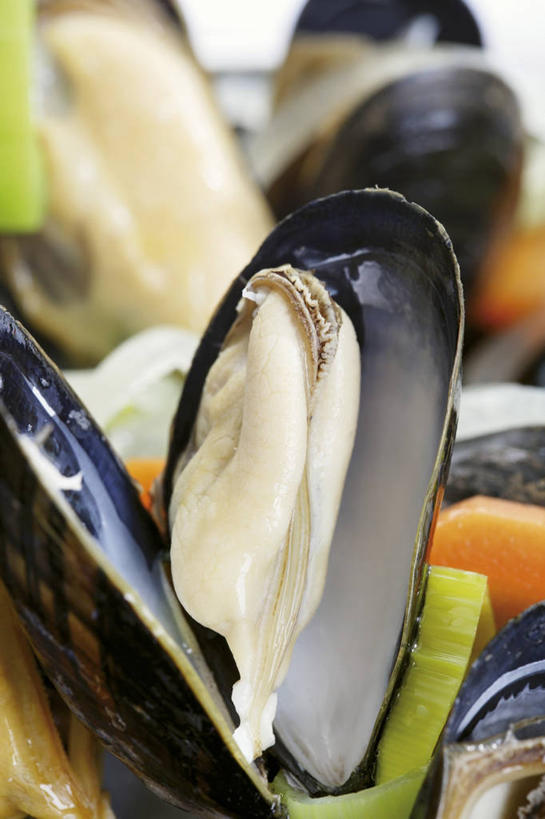 海鲜,无人,竖图,俯视,室内,特写,白天,烹饪,西餐,桌面,桌子,蔬菜,贝壳,阴影,朦胧,模糊,新鲜,反射,木制,影子,料理,食品,水产,菜肴,美食,海洋生物,食物,木制品,西式,佳肴,有机食品,绿色食品,水生动物,海产品,贻贝,水生物,海底动物,海虹,淡菜,壳菜,青口,彩图,高角度拍摄