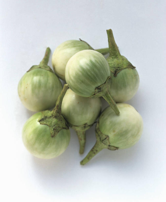 无人,竖图,俯视,室内,特写,白天,白色背景,桌面,桌子,茄子,蔬菜,一堆,许多,阴影,堆叠,堆积,新鲜,反射,木制,影子,食品,很多,食物,绿色,木制品,摄影,有机食品,绿色食品,影棚,堆,落苏,酪酥,昆仑瓜,矮瓜,彩图,高角度拍摄,影棚拍摄,拍摄