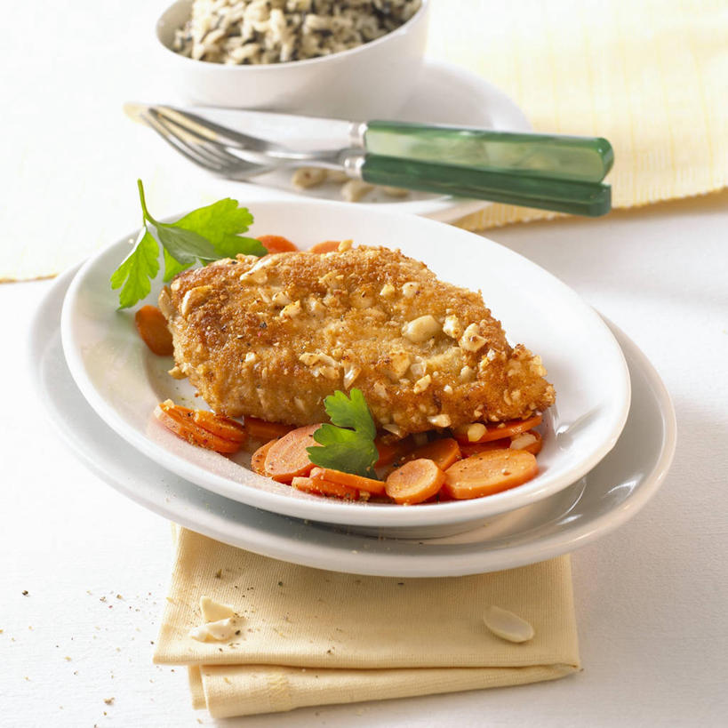 无人,方图,俯视,室内,特写,白天,白色背景,植物,桌面,桌子,豆,花生,萝卜,胡萝卜,蔬菜,餐具,叶子,纺织品,阴影,新鲜,反射,木制,布,叉子,刀叉,刀子,碟子,盘,影子,陶瓷,豆类,豆子,鸡肉,肉,食品,坚果,绿叶,陶瓷制品,织物,肉类,食物,一个,盘子,木制品,容器,碟,碗,嫩叶,摄影,长生果,有机食品,绿色食品,影棚,单个,储藏,布匹,储存,餐刀,花生仁,肉食,餐叉,豆科,落花生,落生,卡其布,叶,叶片,进餐用具,花生米,花生豆,红萝卜,甘荀,彩图,高角度拍摄,影棚拍摄,拍摄,贮存