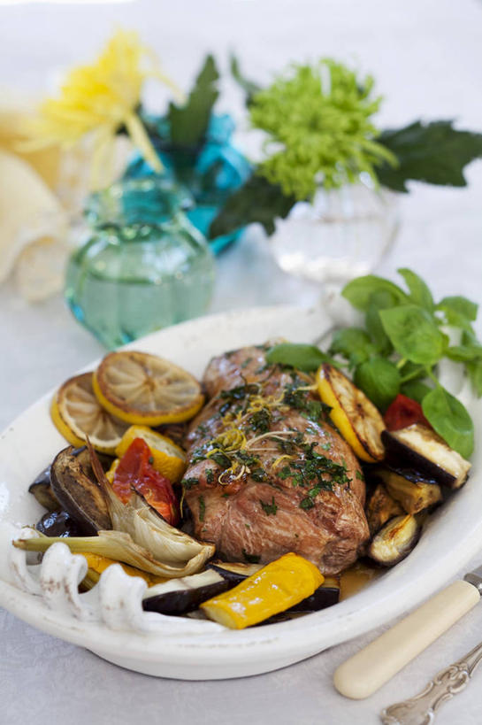 无人,竖图,俯视,室内,特写,白天,桌面,桌子,蔬菜,餐具,叶子,阴影,朦胧,模糊,新鲜,盛开,反射,木制,碟子,盘,影子,肉,食品,绿叶,花蕾,猪肉,肉类,花,花瓣,花朵,鲜花,食物,盘子,木制品,碟,花苞,花蕊,嫩叶,有机食品,绿色食品,肉食,豚肉,叶,叶片,彩图,高角度拍摄