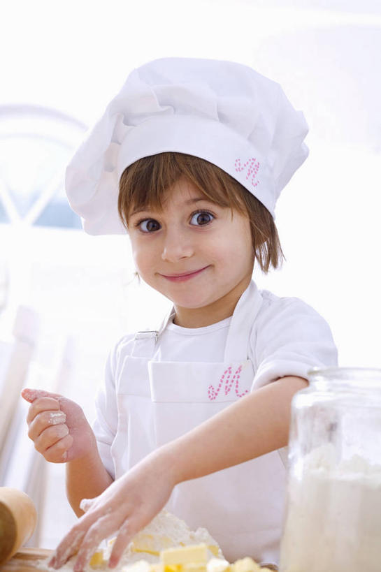 牛奶,西方人,儿童,一个人,站,笑,微笑,竖图,室内,特写,白天,正面,工作服,制服,纯洁,桌面,桌子,杯子,帽子,欧洲,欧洲人,仅一个女性,仅一个人,握,阴影,朦胧,模糊,反射,木制,粉末,影子,面粉,饮品,营养,拿,粮食,拿着,注视,玻璃制品,饮料,小孩,木制品,水杯,观察,看,站着,仅一个小孩,粉,可爱,童年,童趣,握着,观看,农产品,察看,乳制品,奶,牛乳,关注,厨师帽,童真,烂漫,无邪,原材料,安神,粉状,工作制服,天真,女孩,女人,女性,白种人,孩子,玻璃杯,站立,半身,彩图,工作套服,女生