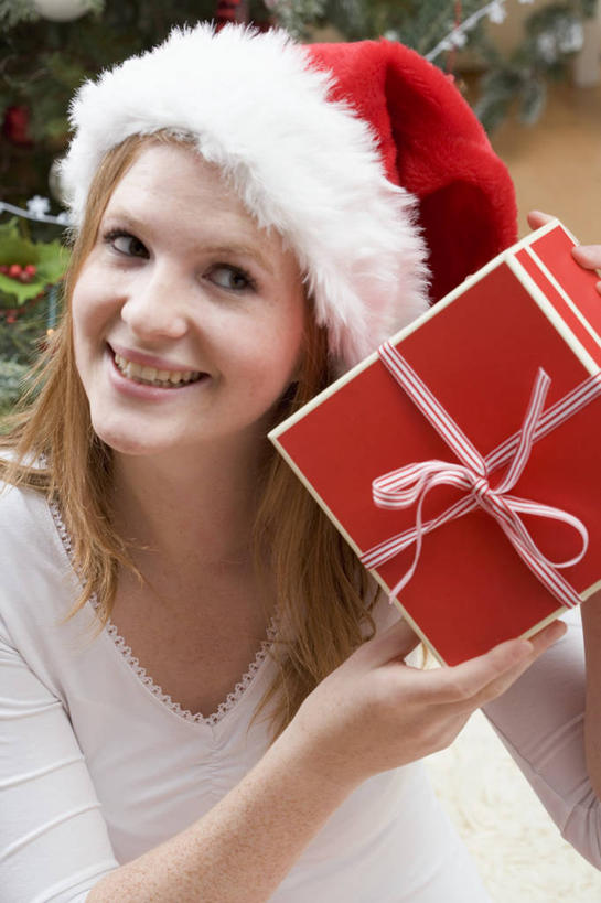 西方人,脸,头,脸颊,手,一个人,笑,微笑,露齿笑,竖图,室内,特写,白天,正面,植物,礼盒,礼物,帽子,欧洲,圣诞节,欧洲人,仅一个年轻女性,仅一个女性,仅一个人,握,服装,节日,庆祝,装饰,丝绸,丝带,纸盒,圣诞树,缎带,拿,拿着,注视,休闲装,文化,绸带,盒子,树,树木,衣服,红色,绿色,自然,包装盒,礼品盒,观察,看,庆典,休闲,手部,休闲服,圣诞帽,握着,服饰,礼品,生长,成长,观看,纪念,华丽,修饰,点缀,察看,关注,衬托,美观,雅致,雅观,棉帽,年轻女性,女人,女性,白种人,头部,脸部,脸蛋,面部,半身,彩图