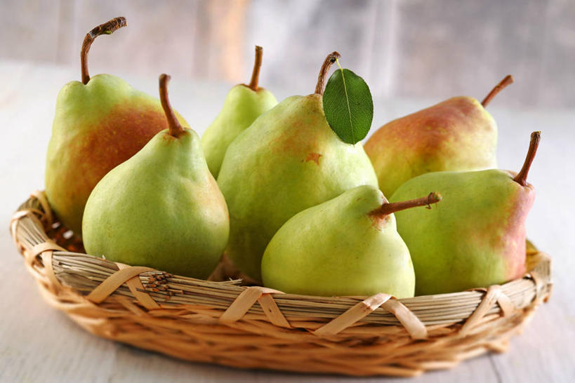 无人,交叉,横图,俯视,室内,特写,白天,植物,桌面,桌子,竹子,梨,水果,叶子,阴影,竹制,朦胧,模糊,新鲜,编织,反射,木制,篮子,纹理,影子,生食,食品,果实,绿叶,食物,一个,绿色,木制品,竹篮,嫩叶,香梨,有机食品,绿色食品,单个,竹条,交织,竹制品,肌理,穿插,叶,叶片,叶脉,生梨,彩图,高角度拍摄