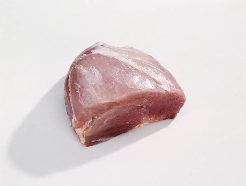 无人,横图,俯视,室内,特写,白天,白色背景,桌面,桌子,一块,阴影,反射,纹路,木制,纹理,影子,肉,猪肉,肉类,红色,木制品,摄影,影棚,肉食,豚肉,肌理,彩图,高角度拍摄,影棚拍摄,拍摄