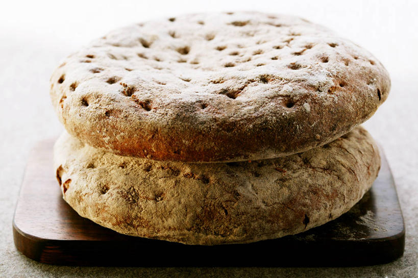 点心,面包,无人,横图,俯视,室内,特写,白天,桌面,桌子,阴影,反射,木制,粉末,影子,面粉,食品,面点,案板,粮食,砧板,食物,糕点,两个,木制品,粉,摄影,影棚,农产品,原材料,粉状,彩图,高角度拍摄,影棚拍摄,拍摄