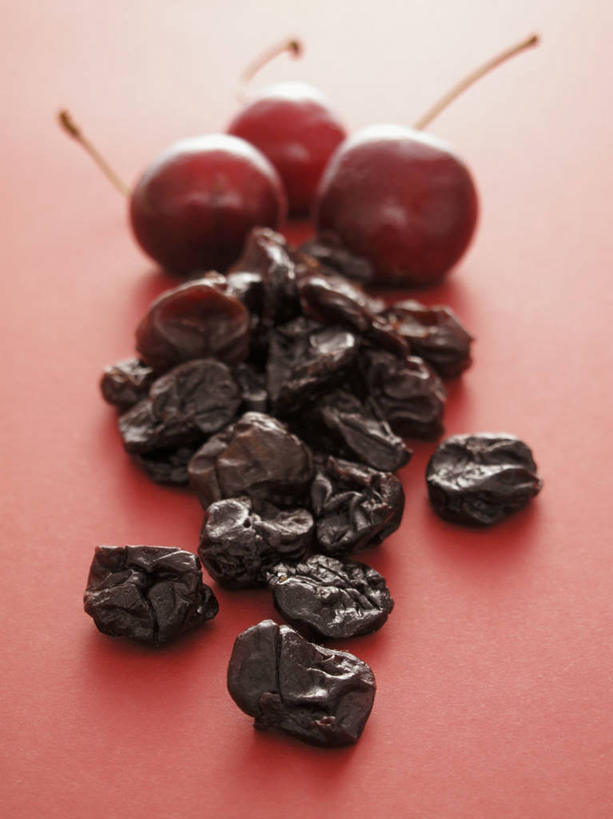 点心,无人,竖图,俯视,室内,特写,白天,餐桌,桌子,樱桃,水果,一堆,许多,阴影,堆叠,堆积,红色背景,新鲜,反射,影子,生食,食品,果实,食物,三个,红色,干果,零食,摄影,有机食品,绿色食品,影棚,餐台,堆,樱珠,莺桃,英桃,楔桃,牛桃,荆桃,彩图,高角度拍摄,影棚拍摄,拍摄