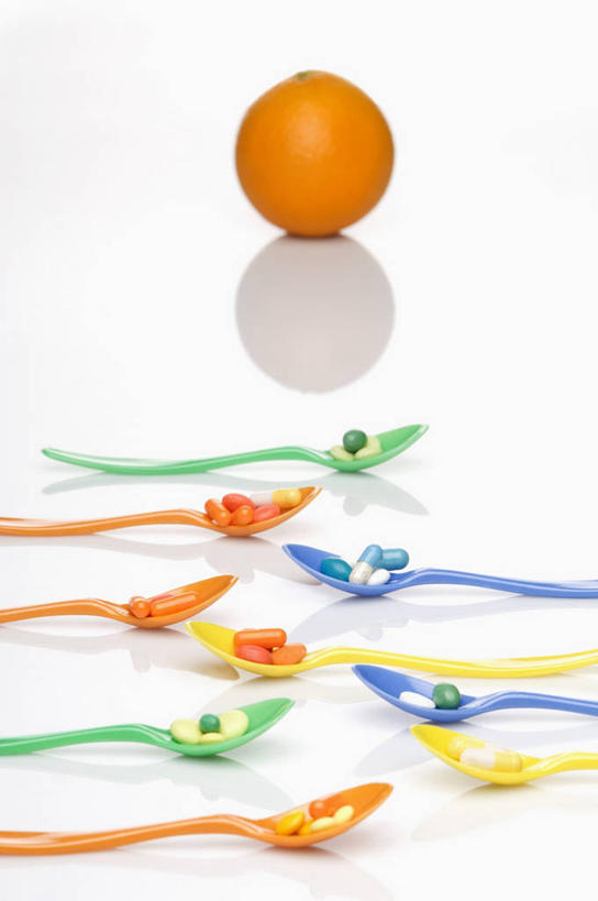 无人,竖图,俯视,彩色,室内,特写,白天,白色背景,餐桌,桌子,柑橘,水果,一排,许多,阴影,新鲜,整齐,反射,影子,勺子,生食,食品,果实,食物,排列,一个,调羹,汤匙,橙色,摄影,有机食品,绿色食品,影棚,单个,餐台,队列,橘子,桔子,橙子,橙,彩图,高角度拍摄,影棚拍摄,拍摄