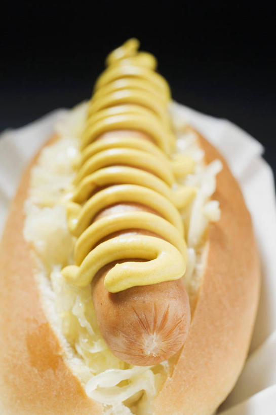 点心,面包,无人,竖图,俯视,室内,特写,白天,烹饪,西餐,餐桌,桌子,阴影,黑色背景,朦胧,模糊,反射,影子,调料,酱料,酱汁,肉,香肠,佐料,料理,食品,面点,腊肠,热狗,调味品,调味料,酱,菜肴,美食,肉类,食物,糕点,一个,快餐,西式,摄影,佳肴,影棚,单个,餐台,肉食,西式快餐,垃圾食品,彩图,高角度拍摄,影棚拍摄,拍摄