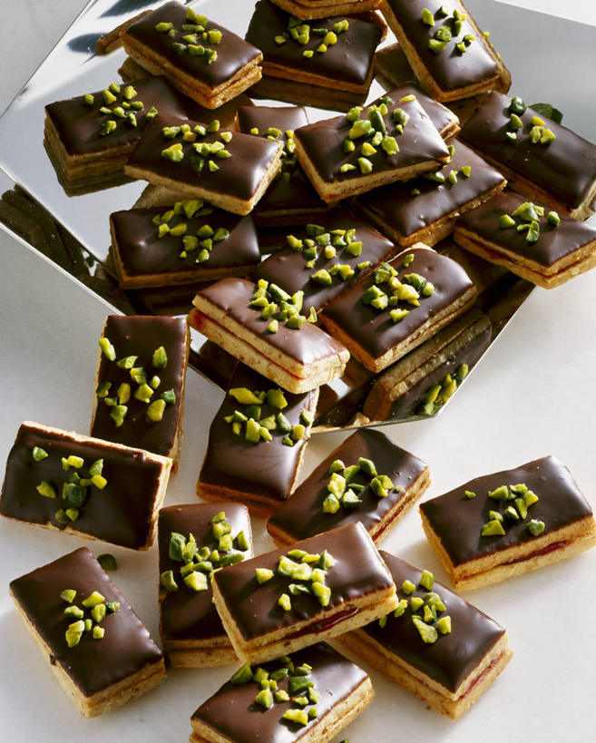 点心,无人,竖图,俯视,室内,特写,白天,白色背景,餐桌,桌子,一堆,许多,阴影,堆叠,堆积,反射,影子,食品,糖,糖果,坚果,食物,饼干,干果,零食,巧克力,摄影,影棚,餐台,朱古力,堆,无名子,开心果,胡棒子,绿仁果,彩图,高角度拍摄,影棚拍摄,拍摄