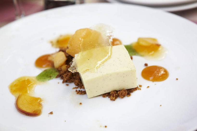 点心,无人,横图,俯视,室内,特写,白天,餐桌,桌子,桃子,餐具,水果,阴影,朦胧,模糊,新鲜,反射,碟子,盘,影子,生食,食品,布丁,甜点,甜品,果实,食物,一个,白色,盘子,碟,果冻,果酱,甜食,零食,有机食品,绿色食品,单个,餐台,啫喱,肺果,果子酱,彩图,高角度拍摄