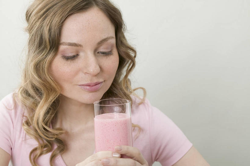 西方人,脸,头,脸颊,手,头发,一个人,横图,室内,特写,白天,白色背景,正面,杯子,欧洲,欧洲人,双手,仅一个年轻女性,仅一个女性,仅一个人,握,阴影,服装,反射,影子,食品,甜点,甜品,棕色,一杯,注视,休闲装,肩膀,玻璃制品,食物,饮料,一个,衣服,水杯,甜食,低头,观察,看,休闲,手部,休闲服,冰淇淋,握着,摄影,服饰,影棚,单个,观看,鲜奶,察看,关注,奶昔,草莓奶昔,年轻女性,女人,女性,白种人,头部,长发,卷发,脸部,脸蛋,面部,玻璃杯,半身,彩图,影棚拍摄,拍摄