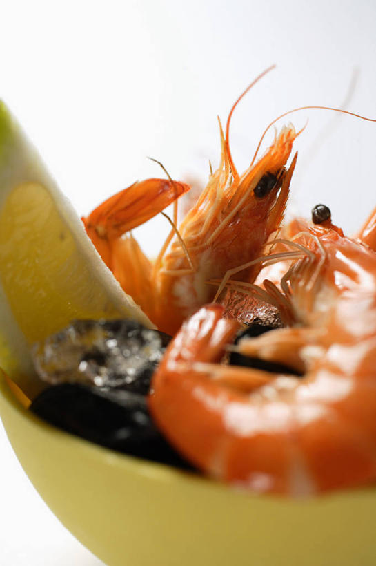 海鲜,无人,竖图,俯视,室内,特写,白天,白色背景,餐桌,桌子,贝壳,许多,阴影,朦胧,模糊,反射,影子,陶瓷,虾,陶瓷制品,水产,大虾,海洋生物,容器,碗,摄影,影棚,对虾,餐台,储藏,储存,水生动物,海产品,贻贝,水生物,海底动物,斑节虾,海虹,淡菜,壳菜,青口,东方对虾,中国对虾,彩图,高角度拍摄,影棚拍摄,拍摄,贮存