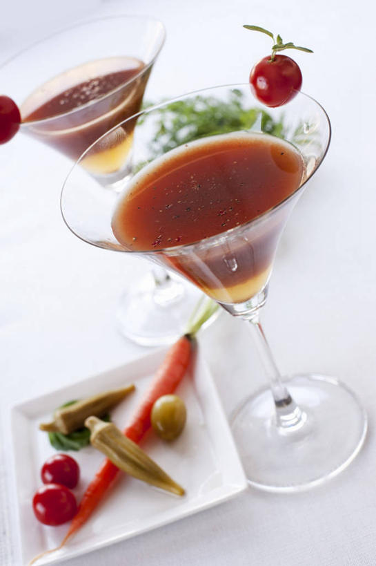 无人,竖图,俯视,室内,特写,白天,白色背景,餐桌,桌子,樱桃,辣椒,蔬菜,杯子,餐具,水果,阴影,新鲜,反射,碟子,高脚杯,盘,影子,调味,生食,香料,佐料,食品,果实,酒类,两杯,文化,玻璃制品,酒,食物,饮料,红色,盘子,酒杯,碟,鸡尾酒,调酒,摄影,有机食品,绿色食品,影棚,餐台,配料,创造,想象,辣角,红海椒,大椒,辣虎,广椒,作料,鸡尾酒杯,血腥玛丽,血腥玛丽鸡尾酒,玻璃杯,樱珠,莺桃,英桃,楔桃,牛桃,荆桃,辣子,红辣椒,海椒,番椒,彩图,高角度拍摄,影棚拍摄,拍摄