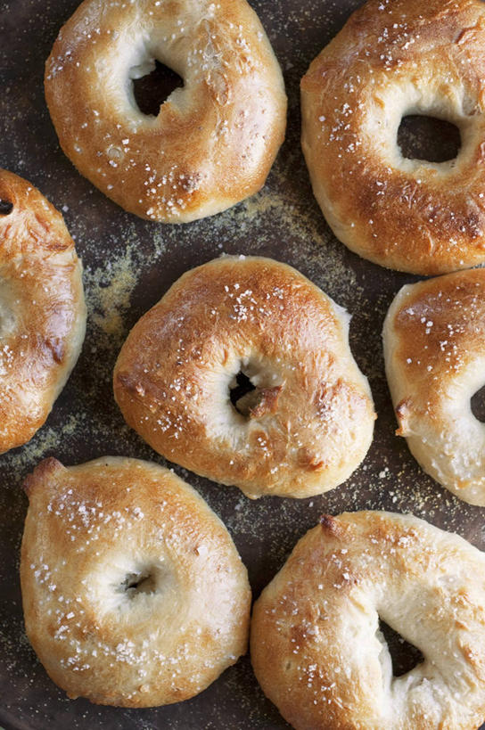 点心,面包,无人,竖图,俯视,室内,特写,白天,餐桌,桌子,一排,许多,阴影,整齐,反射,影子,食品,面点,食物,糕点,排列,摄影,影棚,餐台,队列,百吉饼,贝果面包,彩图,高角度拍摄,影棚拍摄,拍摄