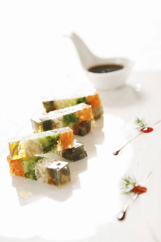 无人,竖图,俯视,室内,特写,白天,白色背景,烹饪,中餐,桌面,桌子,蔬菜,玻璃,一堆,许多,阴影,堆叠,堆积,新鲜,反射,木制,影子,调料,料理,食品,调味品,调味料,酱油,菜肴,美食,玻璃制品,食物,一个,木制品,容器,碗,中式,摄影,佳肴,有机食品,绿色食品,影棚,单个,肉皮,储藏,堆,储存,肉冻,豉油,肉皮冻,猪肉皮,彩图,高角度拍摄,影棚拍摄,拍摄,贮存