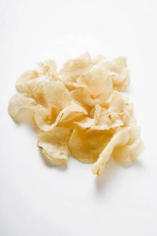 点心,无人,竖图,俯视,室内,特写,白天,白色背景,桌面,桌子,一堆,许多,阴影,堆叠,堆积,反射,木制,影子,食品,薯片,食物,黄色,木制品,零食,摄影,影棚,堆,垃圾食品,彩图,高角度拍摄,影棚拍摄,拍摄