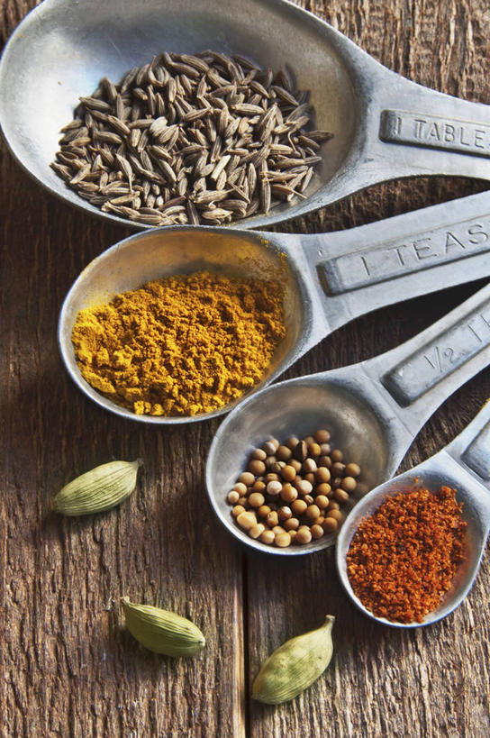 无人,竖图,俯视,室内,特写,白天,植物,桌面,桌子,辣椒,蔬菜,一堆,一排,阴影,堆叠,堆积,新鲜,整齐,反射,木制,粉末,影子,勺子,香菜,调味,香料,佐料,食品,草药,药草,中药,食物,排列,木制品,调羹,汤匙,四个,粉,有机食品,绿色食品,堆,辣椒粉,枯茗,小豆蔻,孜然,配料,队列,药材,中草药,辣角,红海椒,大椒,辣虎,广椒,胡菜,香荽,原荽,园荽,芫荽,中药材,本草,安息茴香,作料,粉状,粉剂,胡荽,莞荽,芫茜,芫蓿,莚葛草,莚荽菜,消食,三角豆蔻,印度豆蔻,辣子,红辣椒,海椒,番椒,彩图,高角度拍摄