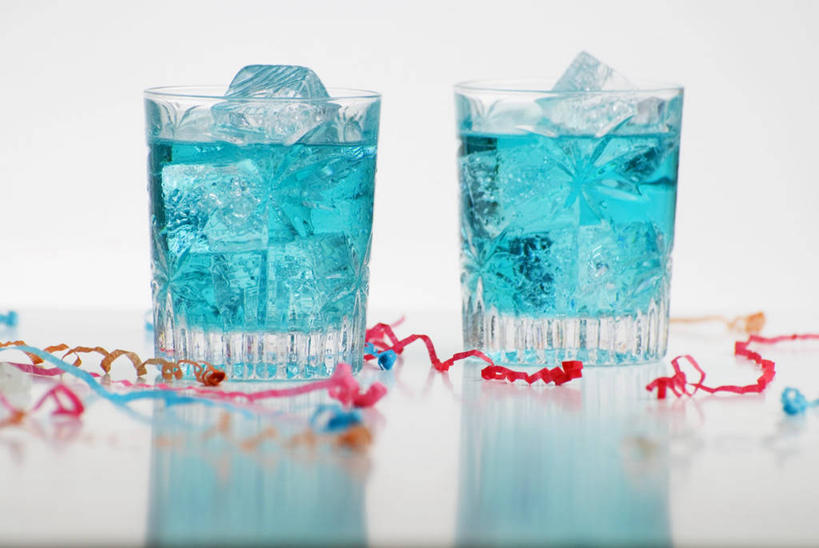 无人,横图,俯视,室内,特写,白天,白色背景,餐桌,桌子,杯子,阴影,装饰,反射,丝绸,丝带,影子,冰,冰块,缎带,酒类,两杯,冷冻,玻璃制品,绸带,酒,饮料,两个,蓝色,水杯,寒冷,摄影,影棚,冷藏,餐台,华丽,修饰,点缀,冰冷,衬托,美观,雅致,雅观,保鲜,玻璃杯,彩图,高角度拍摄,影棚拍摄,拍摄