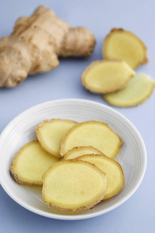 无人,竖图,俯视,室内,特写,白天,餐桌,桌子,姜,切开,阴影,蓝色背景,反射,影子,陶瓷,调味,香料,佐料,陶瓷制品,一个,容器,碗,切,摄影,影棚,单个,餐台,储藏,配料,储存,止咳,剖面,切面,止痛,作料,解毒,发汗,温肺,温胃,行气,止呕,百辣云,生姜,老姜,彩图,高角度拍摄,影棚拍摄,拍摄,贮存,散寒