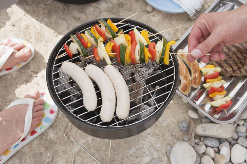 西方人,手,腿部,脚,脚趾,脚趾甲,腿,两个人,伙伴,朋友,站,横图,俯视,室外,特写,白天,凉鞋,烧烤,友谊,煤炭,辣椒,蔬菜,鞋子,欧洲,欧洲人,握,新鲜,肉,香肠,食品,烤架,腊肠,烤肉,拿,拿着,猪肉,肉类,竹签,食物,站着,手部,铁架,握着,有机食品,绿色食品,能源,单手,燃料,煤,能量,肉食,彩椒,辣角,红海椒,大椒,辣虎,广椒,豚肉,取食签,煤矿,矿业,化石燃料,友情,年轻女性,女人,女性,白种人,脚指甲,甜椒,柿子椒,辣子,海椒,番椒,灯笼椒,站立,半身,彩图,高角度拍摄,夹趾拖鞋,人字拖,人字拖鞋