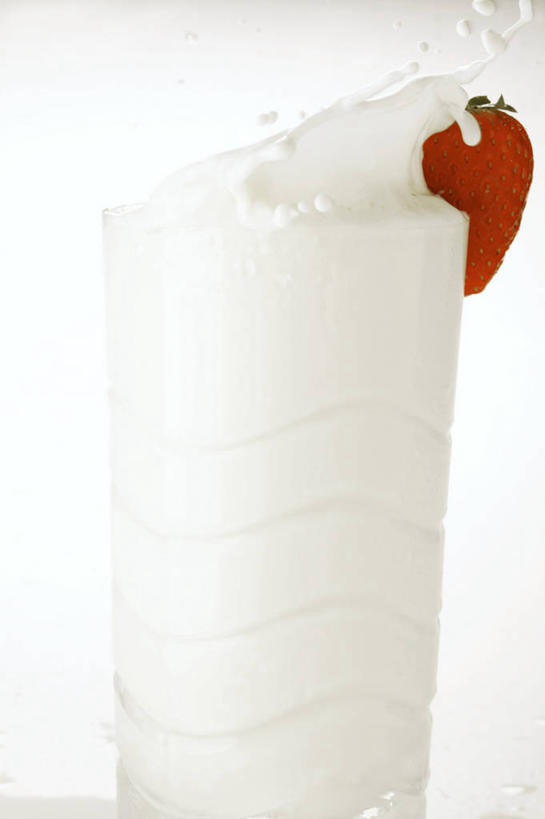 牛奶,无人,竖图,室内,特写,白天,白色背景,正面,水,餐桌,桌子,草莓,浆果,杯子,水果,阴影,飞溅,新鲜,溅,反射,液体,影子,水滴,生食,食品,果实,饮品,一杯,一颗,营养,玻璃制品,水珠,食物,饮料,一个,红色,水杯,摄影,有机食品,绿色食品,影棚,单个,餐台,乳制品,奶,牛乳,喷洒,安神,玻璃杯,洋莓,水果皇后,红莓,地莓,彩图,影棚拍摄,拍摄