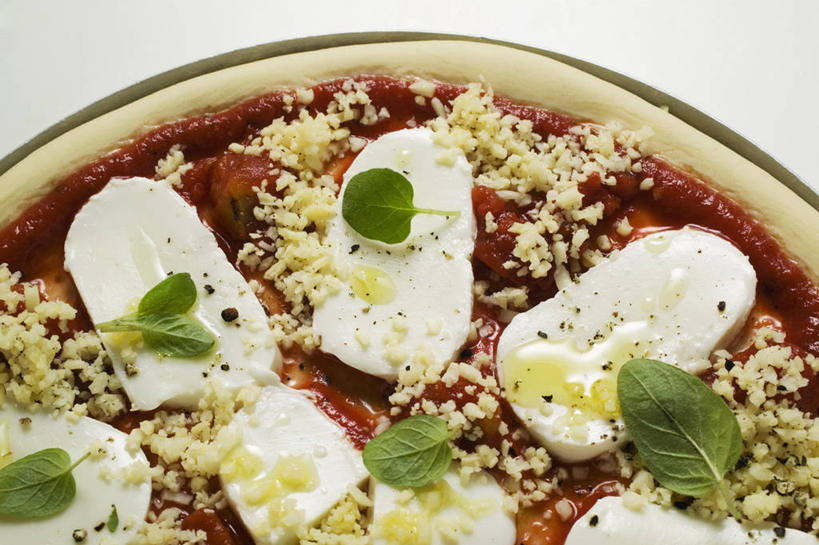 奶酪,无人,横图,俯视,室内,特写,白天,白色背景,烹饪,西餐,植物,餐桌,桌子,餐具,叶子,阴影,反射,碟子,盘,影子,香料,干酪,起司,料理,食品,披萨,匹萨,绿叶,草药,芝士,营养,菜肴,美食,中药,食物,一个,盘子,碟,快餐,香草,嫩叶,乳酪,西式,摄影,佳肴,影棚,单个,餐台,罗勒,乳制品,比萨,紫苏,药材,中草药,发酵,西式快餐,垃圾食品,意大利薄饼,九层塔,圣约瑟夫草,甜罗勒,兰香,中药材,本草,马苏里拉,马苏里拉奶酪,马祖里拉,莫扎雷拉,莫兹瑞拉,莫扎里拉,叶,叶片,彩图,高角度拍摄,影棚拍摄,拍摄