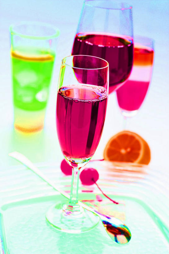 果汁,无人,竖图,俯视,室内,特写,白天,餐桌,桌子,柑橘,樱桃,杯子,水果,许多,切开,阴影,蓝色背景,新鲜,反射,影子,生食,食品,果实,饮品,很多,玻璃制品,食物,饮料,水杯,切,摄影,有机食品,绿色食品,影棚,餐台,可口,剖面,切面,适口,玻璃杯,樱珠,莺桃,英桃,楔桃,牛桃,橘子,桔子,荆桃,橙子,橙,彩图,高角度拍摄,影棚拍摄,拍摄