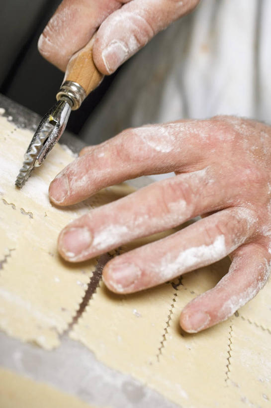 面食,面条,意大利面,西方人,手,一个人,厨师,竖图,俯视,室内,特写,白天,西餐,餐桌,桌子,金属制品,欧洲,欧洲人,双手,仅一个男性,仅一个人,仅一个中年男性,一把,切开,握,朦胧,模糊,金属,粉末,工具,面,面粉,料理,食品,刀具,拿,粮食,拿着,食物,刀,切,手部,粉,西式,握着,餐台,农产品,菜刀,剖面,原材料,切面,粉状,切菜刀,男人,男性,中年男性,白种人,厨师长,厨子,大厨,主厨,半身,彩图,高角度拍摄