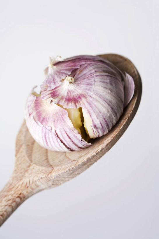 无人,竖图,俯视,室内,特写,白天,白色背景,餐桌,桌子,蔬菜,蒜,一块,阴影,新鲜,反射,木制,影子,食品,案板,蒜头,砧板,食物,木制品,摄影,有机食品,绿色食品,影棚,餐台,胡蒜,大蒜,彩图,高角度拍摄,影棚拍摄,拍摄