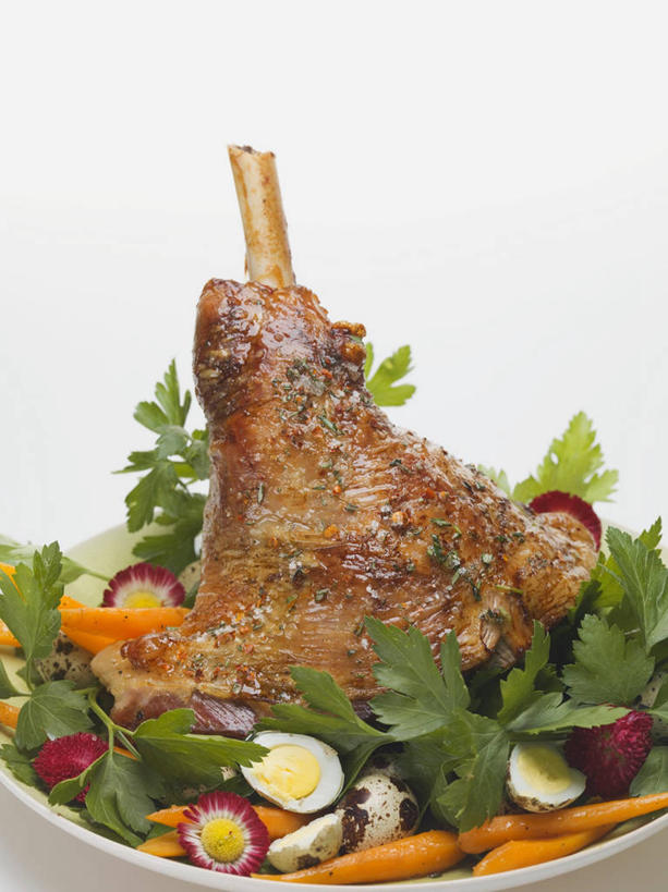 无人,竖图,俯视,室内,特写,白天,白色背景,烹饪,西餐,萝卜,胡萝卜,芹菜,蔬菜,洋葱,餐具,阴影,新鲜,反射,碟子,盘,影子,蛋,肉,料理,食品,鹌鹑蛋,菜肴,美食,肉类,食物,盘子,碟,西式,摄影,佳肴,有机食品,绿色食品,荷兰芹,欧芹,香芹,影棚,玉葱,肉食,法香,巴西利,洋香菜,洋芫荽,法国香菜,旱芹菜,番荽,卵,鹌鹑卵,鹑鸟蛋,圆葱,洋葱头,球葱,红萝卜,甘荀,葱头,彩图,高角度拍摄,影棚拍摄,拍摄