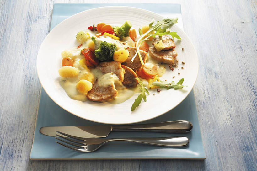 无人,横图,俯视,室内,特写,白天,烹饪,西餐,桌面,桌子,蔬菜,西红柿,小番茄,餐具,阴影,新鲜,反射,木制,叉子,刀叉,刀子,碟子,盘,影子,陶瓷,蛋,鸡蛋,肉,牛排,牛肉,料理,食品,陶瓷制品,菜肴,美食,肉类,食物,一个,蓝色,盘子,木制品,容器,碟,碗,西式,摄影,佳肴,有机食品,绿色食品,影棚,单个,储藏,储存,餐刀,肉食,餐叉,卵,小西红柿,樱桃小番茄,珍珠小番茄,进餐用具,樱桃番茄,圣女果,番茄,彩图,高角度拍摄,影棚拍摄,拍摄,贮存