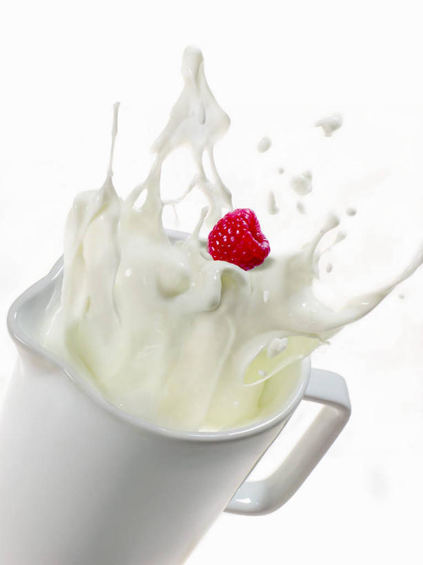 牛奶,无人,竖图,俯视,室内,特写,白天,白色背景,水,杯子,水果,阴影,飞溅,新鲜,溅,反射,液体,影子,陶瓷,水滴,生食,食品,果实,陶瓷制品,饮品,营养,水珠,食物,饮料,一个,马克杯,水杯,摄影,有机食品,绿色食品,影棚,单个,乳制品,奶,牛乳,喷洒,山莓,树莓,三月泡,四月泡,山抛子,刺葫芦,悬钩子,馒头菠,高脚菠,龙船泡,泡儿刺,安神,彩图,高角度拍摄,影棚拍摄,拍摄