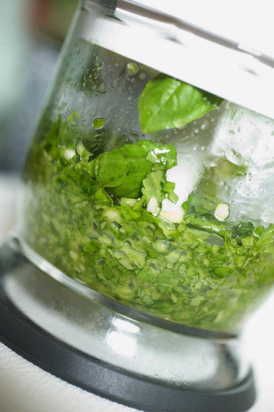 无人,竖图,俯视,室内,特写,白天,植物,桌面,桌子,蒜,玻璃,阴影,朦胧,模糊,反射,木制,影子,食用油,香料,油,橄榄油,草药,蒜头,榨汁机,中药,玻璃制品,木制品,香草,罗勒,紫苏,药材,中草药,植物油,九层塔,圣约瑟夫草,甜罗勒,兰香,中药材,本草,手动榨汁机,胡蒜,大蒜,彩图,高角度拍摄