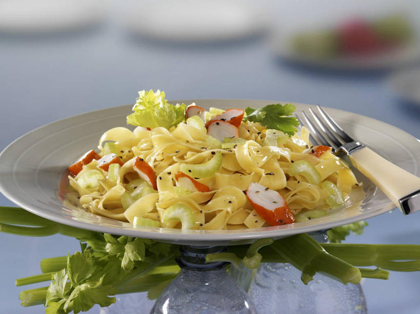 面食,面条,意大利面,无人,横图,俯视,室内,特写,白天,西餐,桌面,桌子,芹菜,蔬菜,餐具,一把,阴影,朦胧,模糊,新鲜,反射,木制,叉子,碟子,盘,影子,面,料理,食品,食物,盘子,木制品,碟,西式,有机食品,绿色食品,餐叉,根芹菜,根洋芹,球根塘蒿,进餐用具,药芹,水芹,旱芹,彩图,高角度拍摄