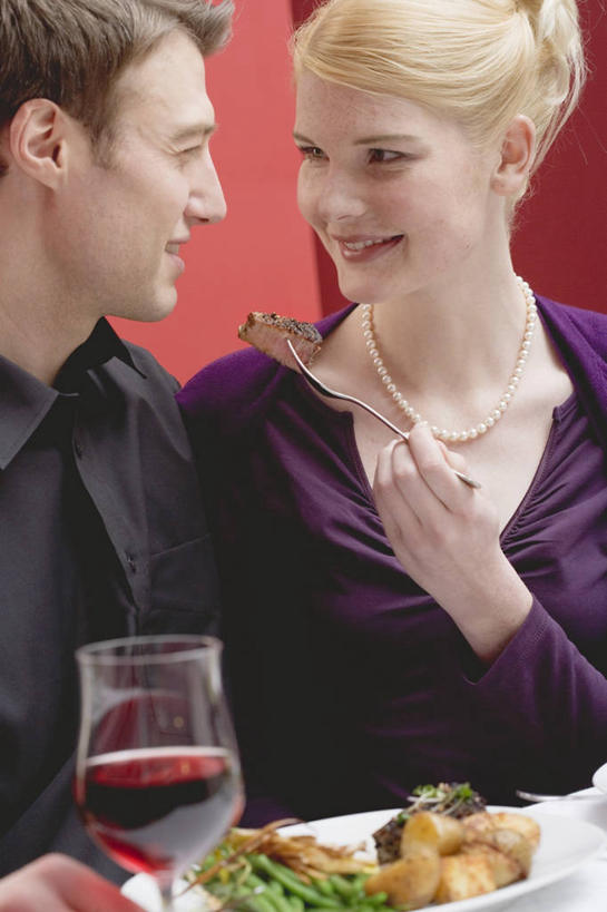 红酒,葡萄酒,西方人,两个人,家庭,夫妻,坐,笑,微笑,露齿笑,竖图,室内,白天,正面,衬衫,西装,爱情,烹饪,西餐,餐桌,桌子,杯子,餐具,欧洲,欧洲人,握,套装,正装,碟子,高脚杯,盘,墙,肉,牛排,牛肉,料理,食品,领带,红酒杯,酒类,一杯,浪漫,拿,拿着,扭头,注视,职业装,菜肴,美食,肉类,墙壁,墙面,玻璃制品,酒,食物,饮料,红色,盘子,酒杯,碟,观察,看,转头,温暖,温馨,一家人,红葡萄酒,恩爱,西式,握着,恋人,佳肴,餐台,观看,和睦,察看,葡萄酒杯,关注,肉食,男人,男性,年轻男性,年轻女性,女人,女性,白种人,年轻人,夫妇,情侣,玻璃杯,坐着,半身,彩图,衬衣,伴侣,融洽