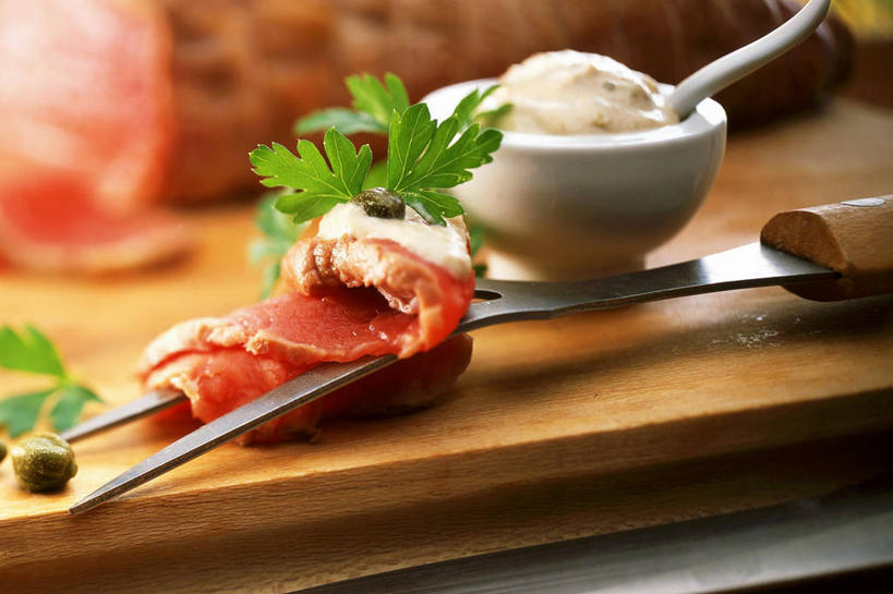 无人,横图,俯视,室内,特写,白天,烹饪,西餐,桌面,桌子,芹菜,蔬菜,餐具,阴影,朦胧,模糊,新鲜,反射,木制,叉子,影子,勺子,陶瓷,调料,酱料,酱汁,肉,佐料,牛排,牛肉,料理,食品,陶瓷制品,调味品,调味料,酱,菜肴,美食,肉类,食物,木制品,容器,调羹,汤匙,碗,西式,佳肴,有机食品,绿色食品,荷兰芹,欧芹,香芹,储藏,储存,肉食,餐叉,法香,巴西利,洋香菜,洋芫荽,法国香菜,旱芹菜,番荽,进餐用具,彩图,高角度拍摄,贮存