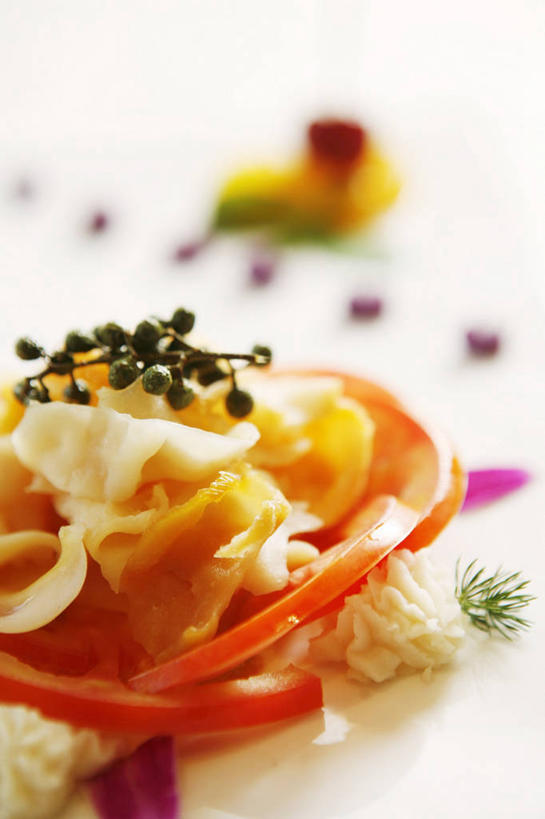 无人,竖图,俯视,室内,特写,白天,白色背景,烹饪,中餐,蔬菜,土豆,西红柿,阴影,朦胧,模糊,新鲜,反射,影子,调料,调味,肉,香料,鱼肉,佐料,料理,食品,黑胡椒,调味品,调味料,菜肴,美食,肉类,食物,中式,摄影,佳肴,有机食品,绿色食品,影棚,配料,肉食,馍馍蛋,作料,洋芋,山药蛋,马铃薯,胡椒,番茄,彩图,高角度拍摄,影棚拍摄,拍摄