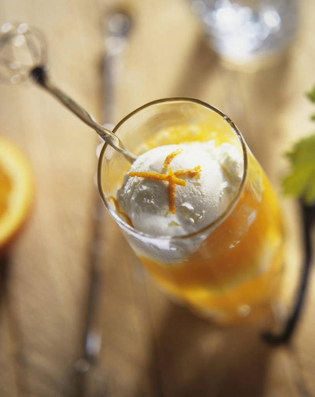 无人,竖图,俯视,室内,特写,白天,桌面,桌子,柑橘,杯子,水果,阴影,新鲜,反射,木制,影子,生食,食品,冰激凌,果实,一杯,清凉,玻璃制品,食物,木制品,水杯,冷饮,舒服,冰淇淋,有机食品,绿色食品,解暑,解渴,雪糕,舒爽,冰糕,消暑,玻璃杯,橘子,桔子,橙子,橙,彩图,高角度拍摄