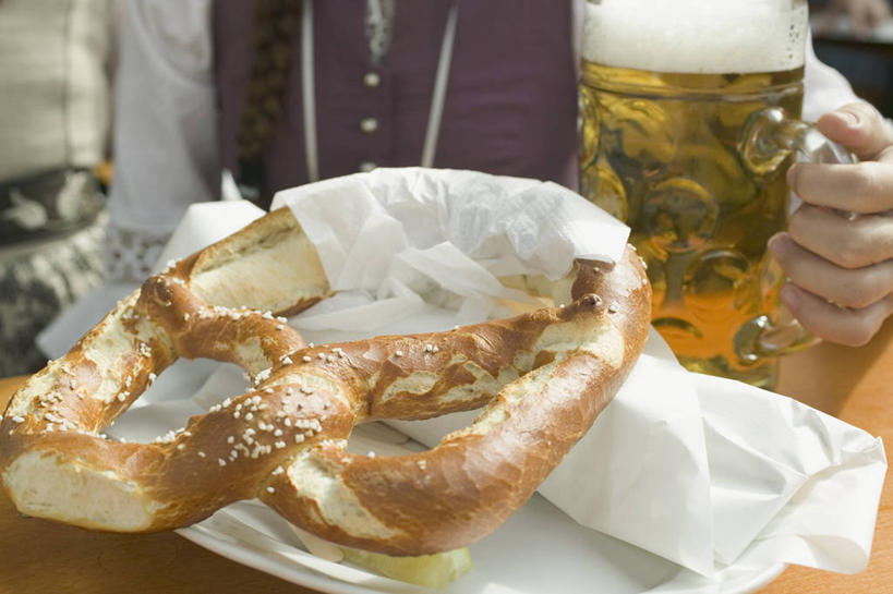 点心,啤酒,西方人,一个人,坐,横图,俯视,室内,白天,衬衫,西装,桌面,桌子,杯子,餐具,欧洲,欧洲人,仅一个男性,仅一个人,握,阴影,套装,正装,反射,木制,碟子,盘,影子,食品,面点,领带,酒类,一杯,拿,拿着,职业装,玻璃制品,酒,食物,糕点,饮料,仅一个年轻男性,一个,盘子,餐巾,酒杯,木制品,啤酒杯,碟,饼干,零食,握着,单个,椒盐卷饼,保洁方巾,口布,男人,男性,年轻男性,白种人,玻璃杯,坐着,半身,彩图,高角度拍摄,衬衣