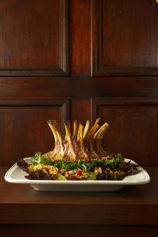 无人,竖图,俯视,室内,特写,白天,烹饪,西餐,桌面,桌子,蔬菜,餐具,阴影,新鲜,反射,木制,碟子,盘,影子,墙,肉,料理,食品,棕色,猪肉,菜肴,美食,肉类,墙壁,墙面,食物,盘子,木制品,碟,西式,摄影,佳肴,有机食品,绿色食品,影棚,肉食,豚肉,彩图,高角度拍摄,影棚拍摄,拍摄