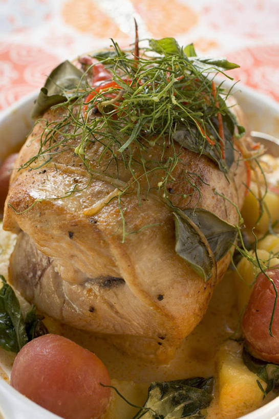 无人,竖图,俯视,室内,特写,白天,烹饪,西餐,桌面,桌子,鸡,辣椒,蔬菜,西红柿,小番茄,阴影,朦胧,模糊,新鲜,反射,木制,影子,陶瓷,料理,食品,陶瓷制品,火鸡,菜肴,美食,家禽,食物,一个,动物,木制品,容器,碗,西式,摄影,牲畜,佳肴,有机食品,绿色食品,影棚,单个,储藏,储存,辣角,红海椒,大椒,辣虎,广椒,七面鸟,吐绶鸡,小西红柿,樱桃小番茄,珍珠小番茄,樱桃番茄,圣女果,辣子,红辣椒,海椒,番茄,番椒,彩图,高角度拍摄,影棚拍摄,拍摄,贮存