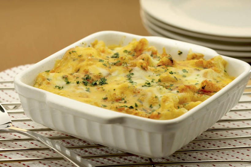 面食,奶酪,通心粉,无人,横图,俯视,室内,特写,白天,西餐,桌面,桌子,餐具,阴影,反射,木制,叉子,碟子,盘,影子,陶瓷,面,通心面,干酪,起司,料理,食品,陶瓷制品,芝士,营养,食物,一个,盘子,餐巾,木制品,容器,碟,碗,乳酪,西式,摄影,影棚,单个,储藏,乳制品,储存,发酵,餐叉,保洁方巾,口布,进餐用具,彩图,高角度拍摄,影棚拍摄,拍摄,贮存